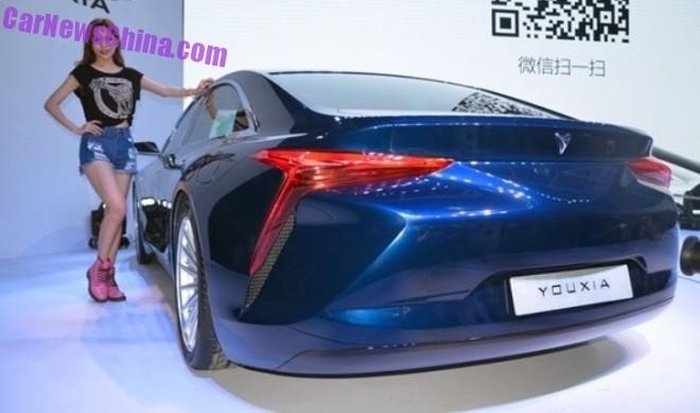 Китайцы представили электрический спортивный седан (11 фото)