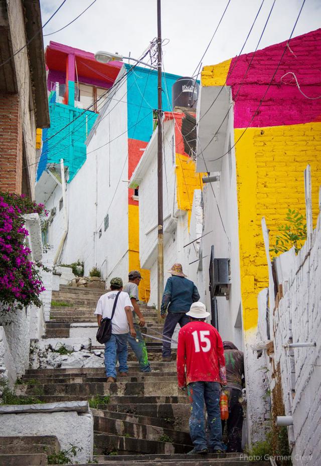 Мексиканские власти попросили  художников разрисовать дома (10 фото)