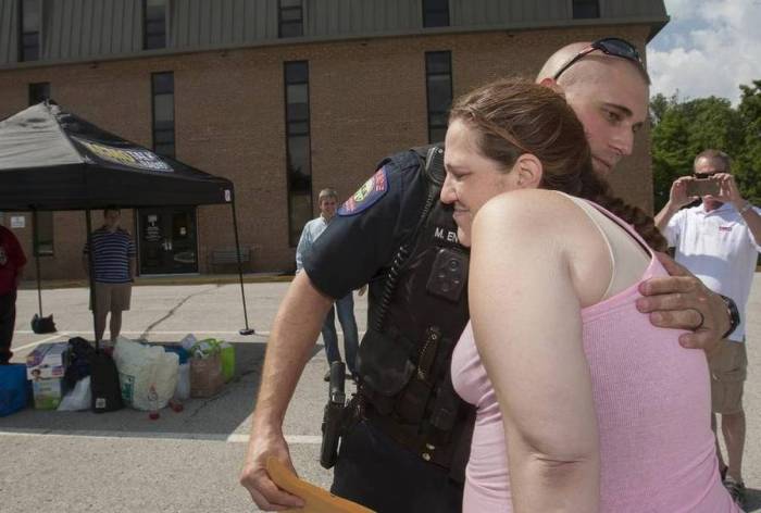 Полицейский помог женщине, которую он должен был арестовать (5 фото)