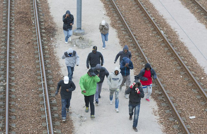 Нелегальные мигранты третий день штурмуют Евротоннель (20 фото)