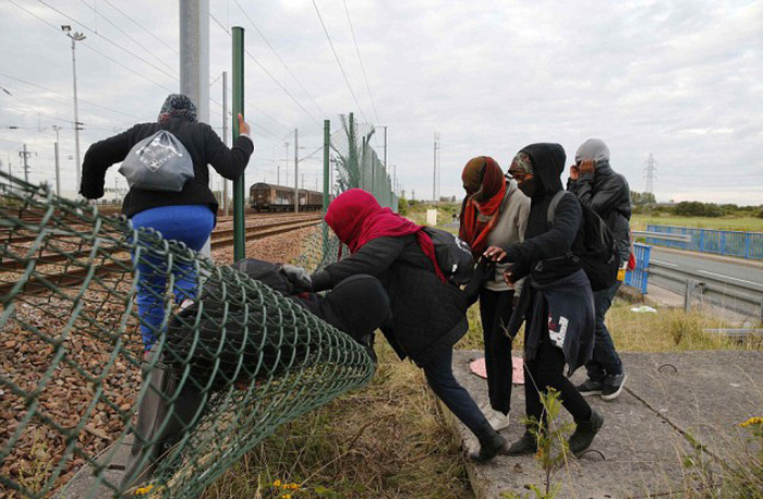 Нелегальные мигранты третий день штурмуют Евротоннель (20 фото)