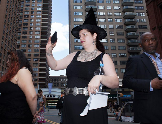 Репортаж с ежегодного слета ведьм и ведьмаков в Нью-Йорке (14 фото)