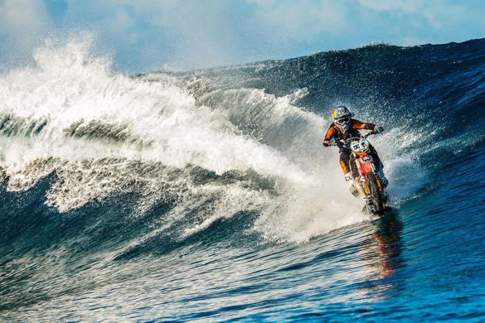 Каскадёр проехался по волнам на Таити... на мотоцикле (7 фото+1 видео)