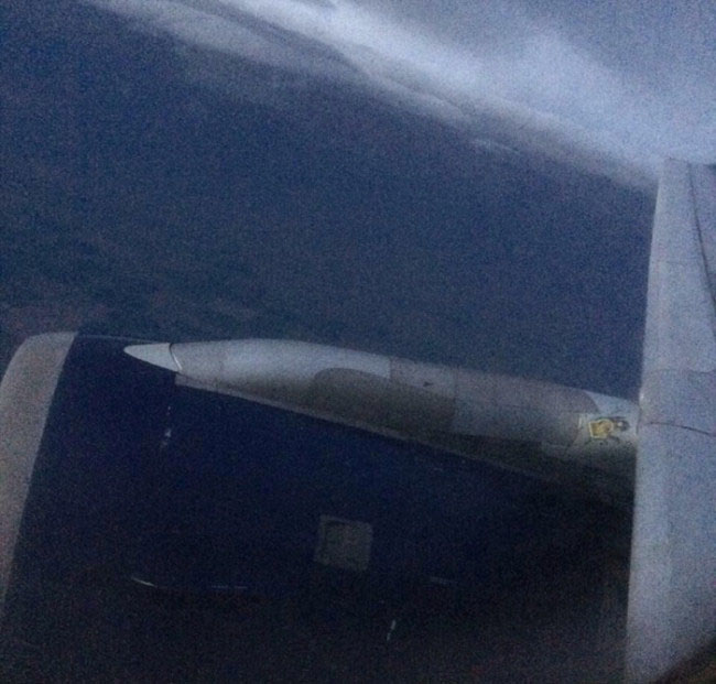 В Денвере самолет сел из-за града (4 фото)