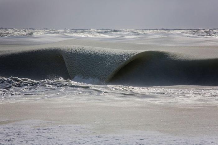 Необычные замёрзшие волны у острова Нантакет (5 фото)