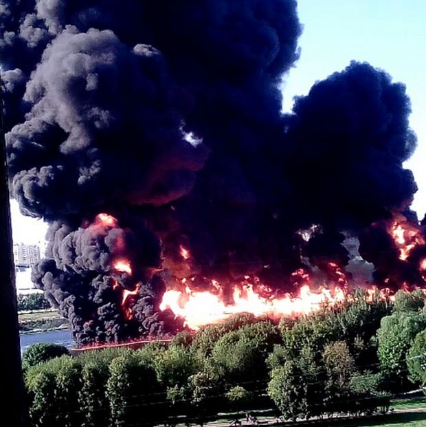 В Москве ликвидировали пожар на поверхности Москвы-реки (10 фото)