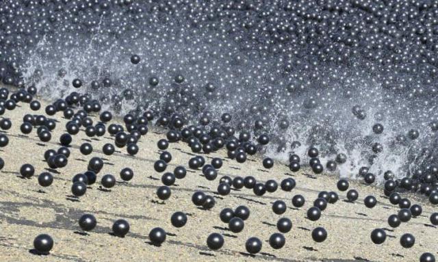 Высыпали 96 миллионов пластиковых шаров в водохранилище !