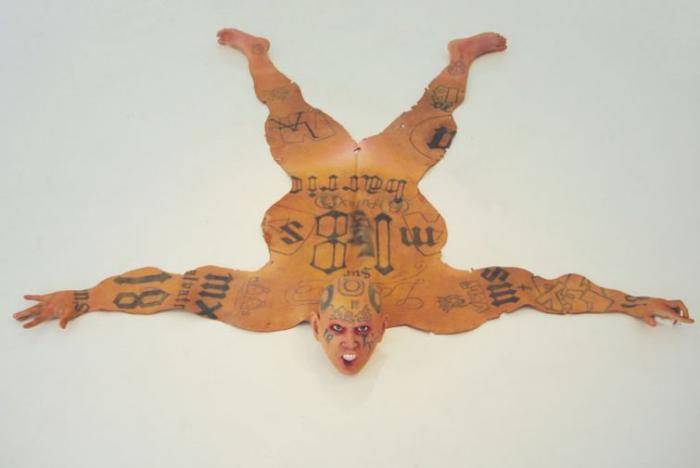Художник превратил татуированных бандитов в кожаные ковры (8 фото)