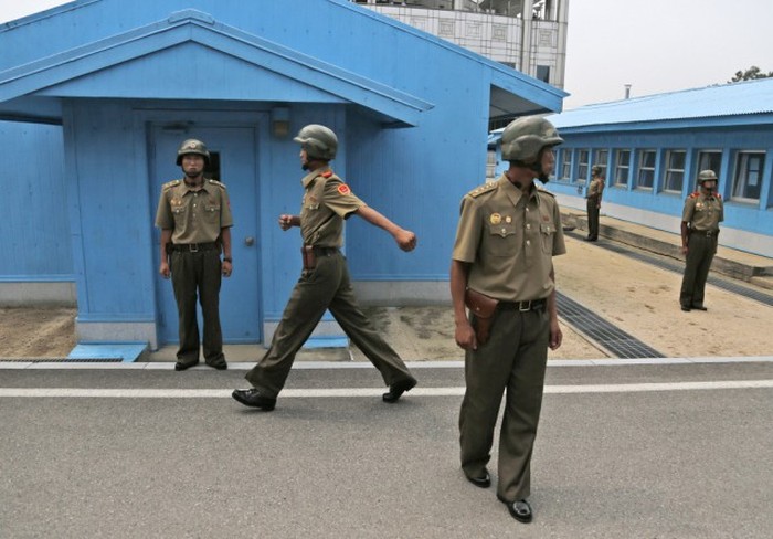 На границе между КНДР и Республикой Кореей вновь неспокойно (16 фото)