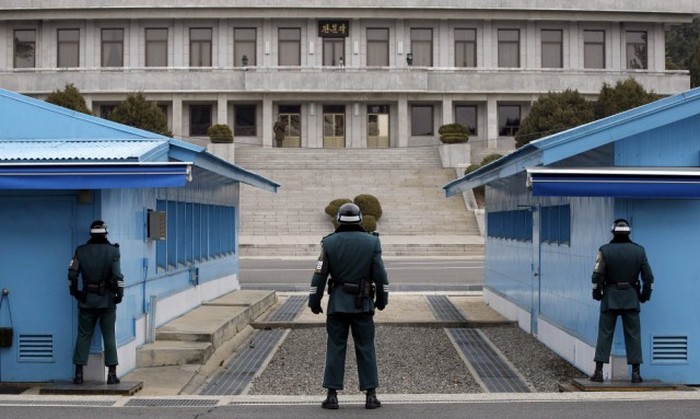 На границе между КНДР и Республикой Кореей вновь неспокойно (16 фото)