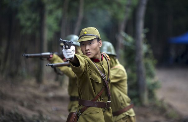 Как снимают военные фильмы в Китае (12 фото)