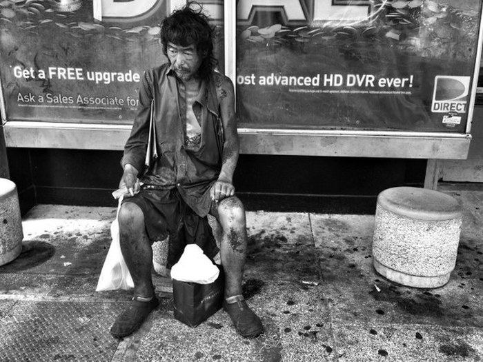 Фотографируя бездомных людей, девушка нашла среди них своего отца (8 фото)