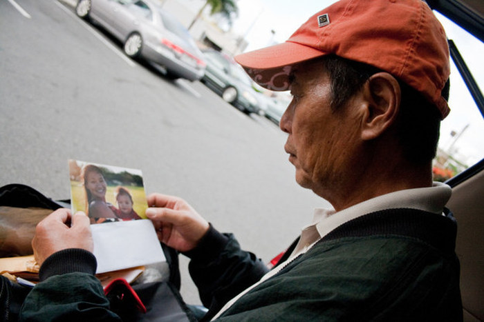 Фотографируя бездомных людей, девушка нашла среди них своего отца (8 фото)
