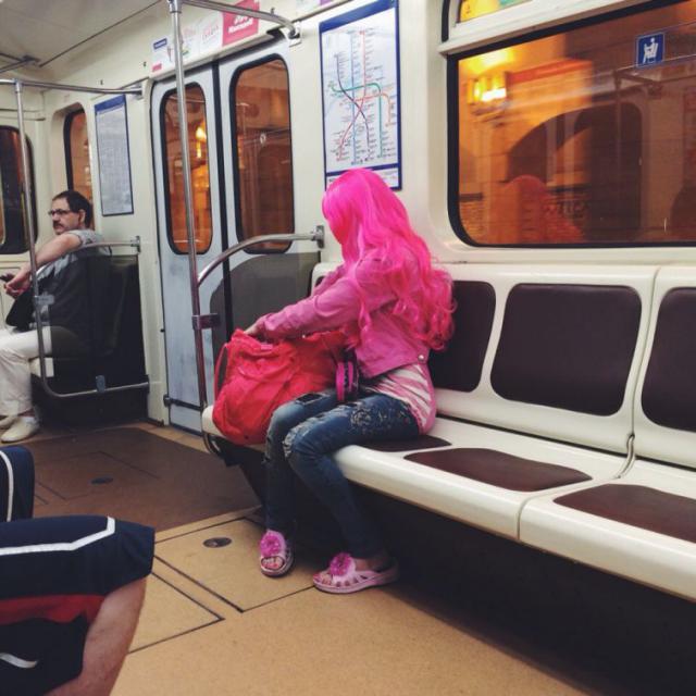 Самые сумасшедшие модники российского метро (24 фото)