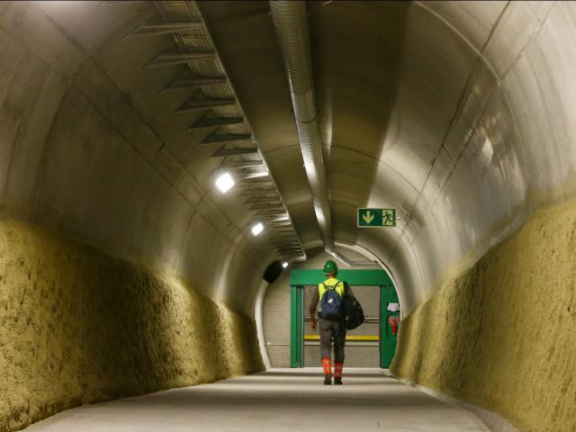 Как устроен самый длинный тоннель в мире (12 фото)