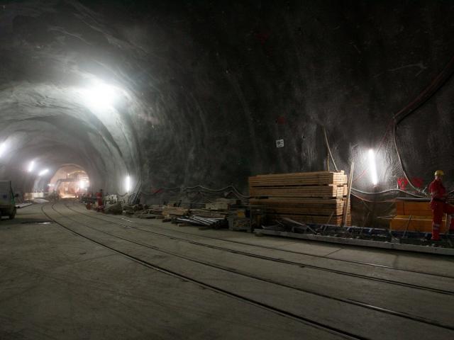 Как устроен самый длинный тоннель в мире (12 фото)