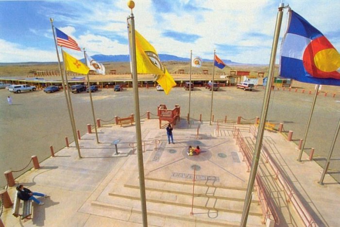 Памятник четырех углов в резервации Навахо-нейшен (5 фото)