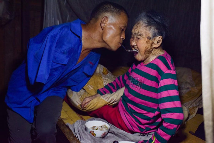 Китайский фермер-инвалид без рук ухаживает за больной матерью (10 фото)