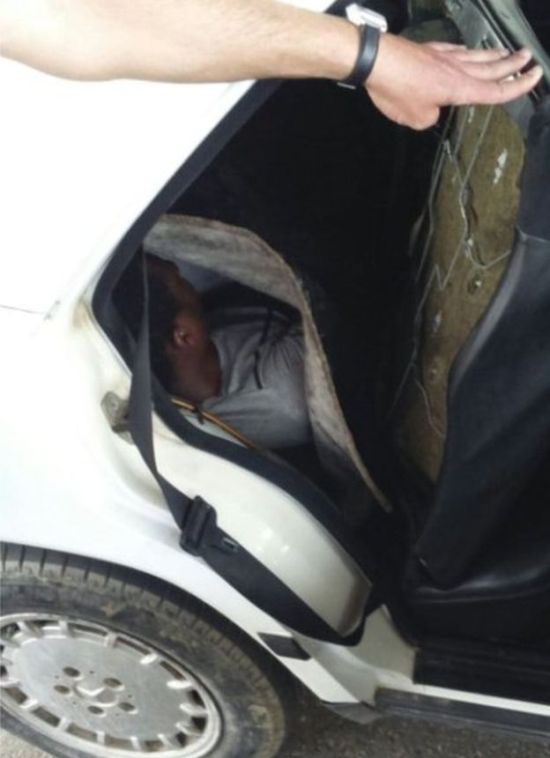 Мигранты спрятались под капотом и за задним сиденьем авто (3 фото)