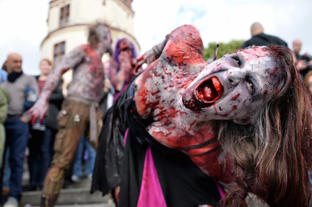 «Парад зомби» в историческом центре Дюссельдорфа (18 фото)