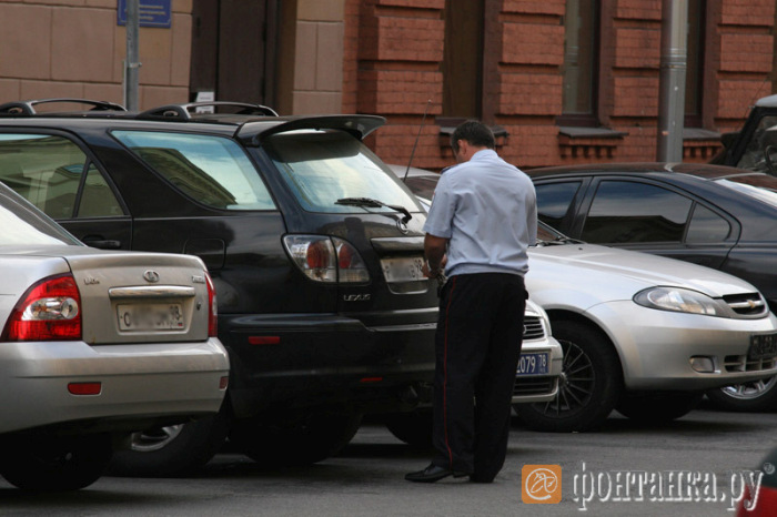  Полицейские нашли способ бесплатно парковаться на платной стоянке (6 фото)