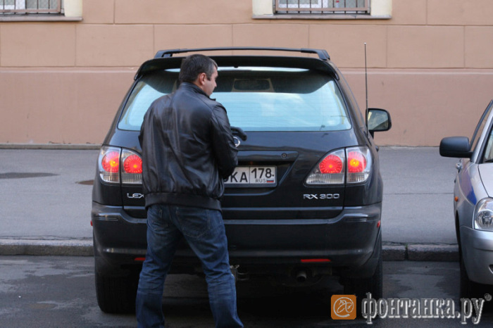  Полицейские нашли способ бесплатно парковаться на платной стоянке (6 фото)