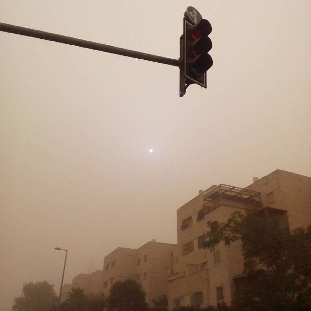  На Израиль обрушилась песчаная буря (21 фото)