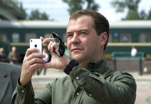 Медведев запретил правительству покупать «Айфоны»