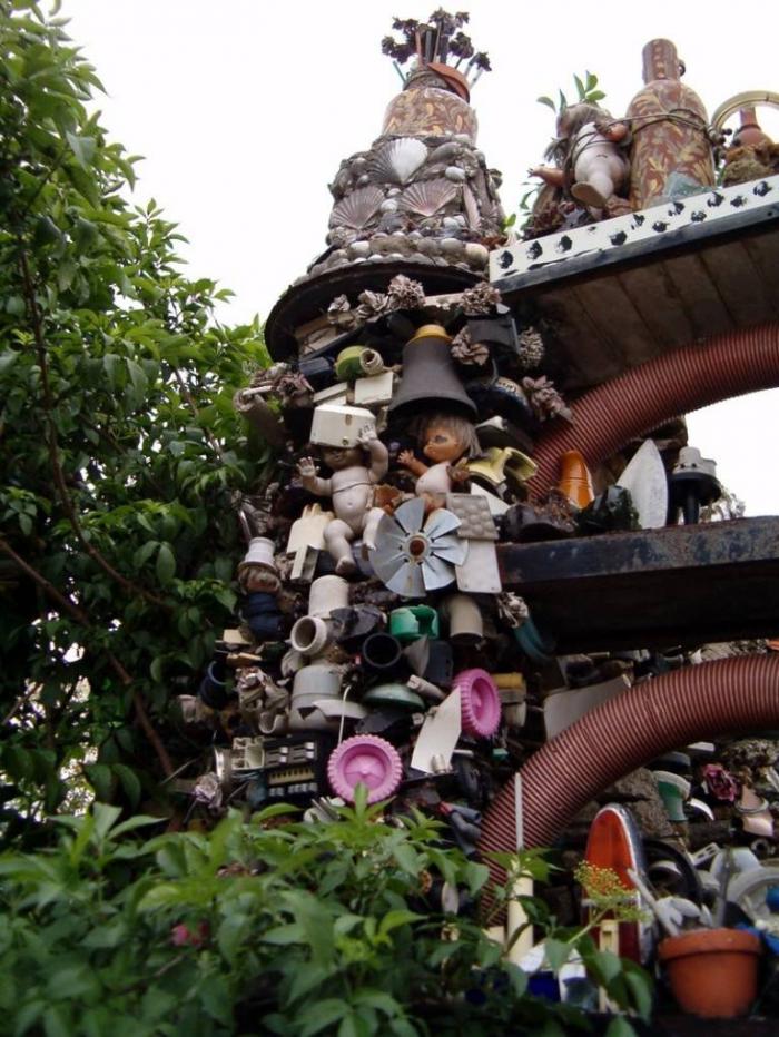 Дом из мусора (16 фото)