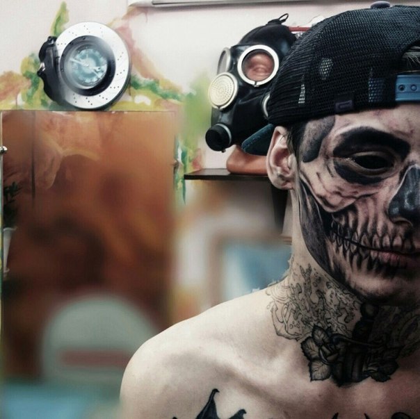 Юноша «украсил» лицо татуировкой с изображением черепа (4 фото)