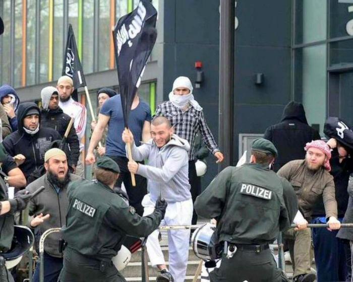 Во время беспорядков в Германии у беженцов замечен флаг ИГИЛ (фото)