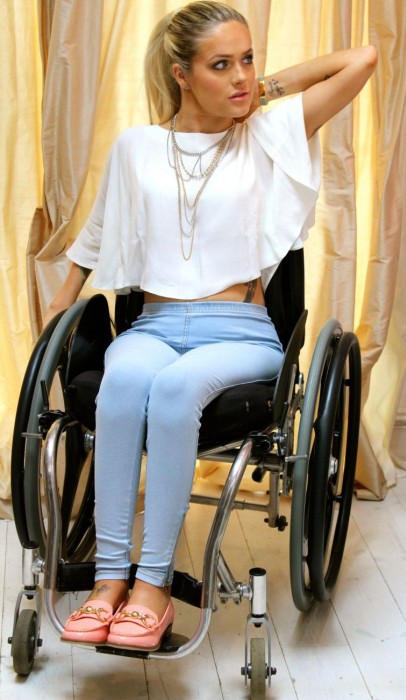  Бьюти-блогер с параличом сняла мощное видео, чтобы дать отпор троллям (11 фото)