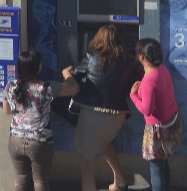 Две цыганки средь бела дня ограбили женщину у банкомата (10 фото)