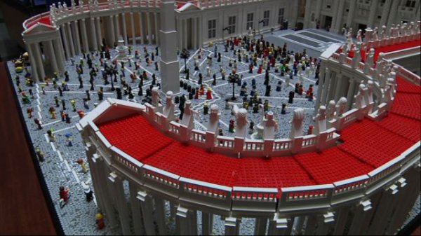  Священник построил копию Ватикана из лего (7 фото)