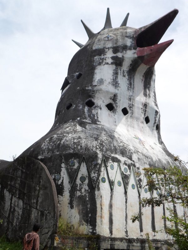 «Куриная церковь» в Индонезии (7 фото)