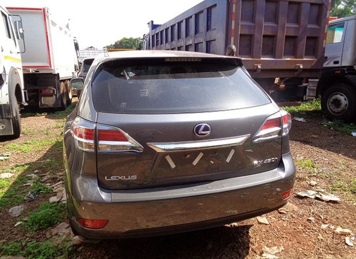 В Уганде нашли угнанные в Великобритании машины на миллионы $ (7 фото)