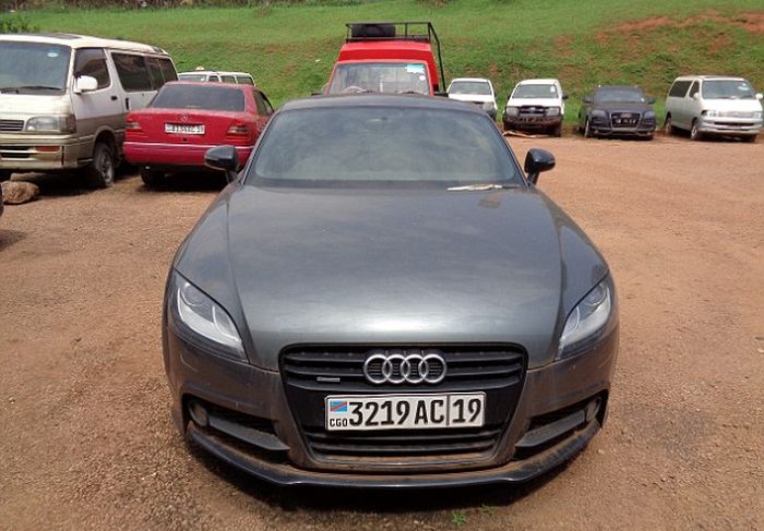 В Уганде нашли угнанные в Великобритании машины на миллионы $ (7 фото)