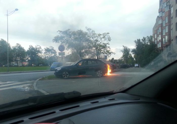 В Санкт-Петербурге сгорел автомобиль, припаркованный на газоне (2 фото)