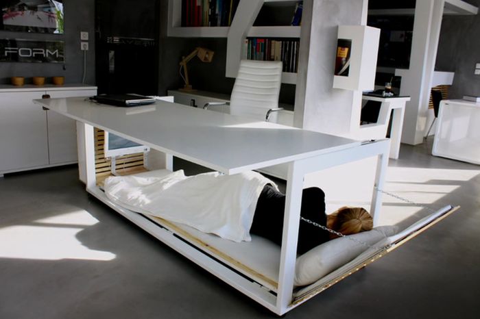Стол-кровать, для тех кто любит вздремнуть в обед (2 фото)