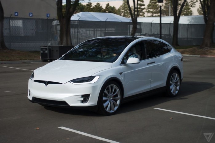 Компания Tesla официально представила кроссовер-электрокар Model X (15 фото)