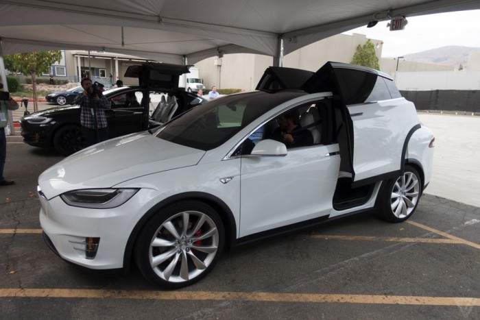 Компания Tesla официально представила кроссовер-электрокар Model X (15 фото)