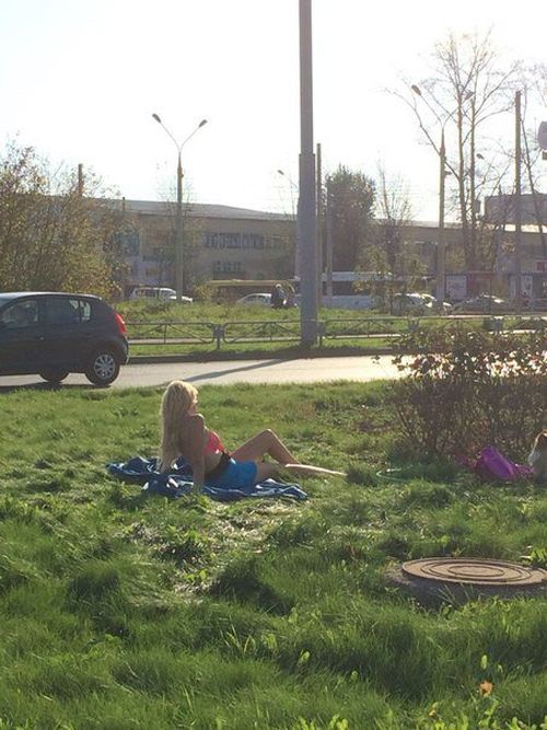 В Перми блондинка в купальнике решила позагорать прямо у дороги (2 фото)