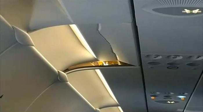 Почему в самолете всегда необходимо пристегиваться ремнями безопасности (2 фото)