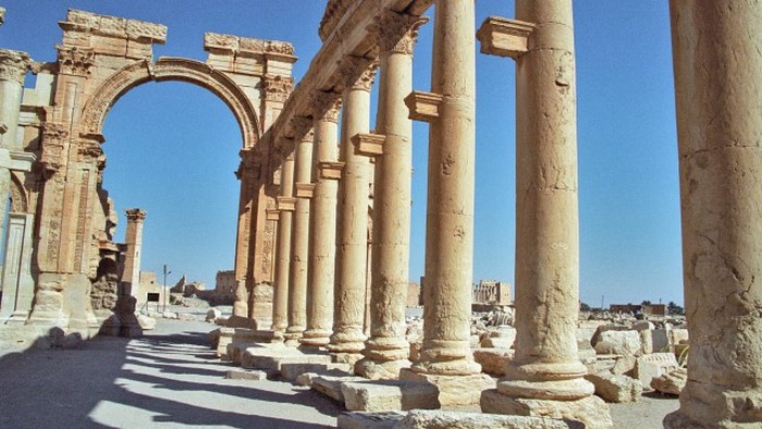  В Пальмире боевики ИГИЛ уничтожили Триумфальную арку (2 фото)