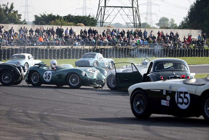 Дорогая авария на гонке классических спорткаров в Великобритании (4 фото)