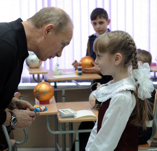 Путин смотрит (48 фото)