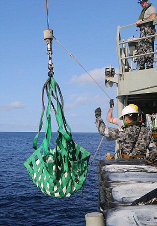 ВМС Австралии обнаружили и уничтожили 427 кг героина (6 фото)