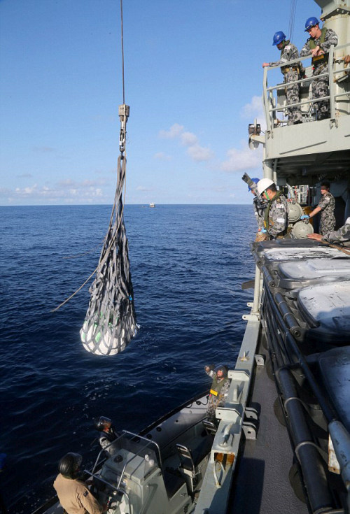 ВМС Австралии обнаружили и уничтожили 427 кг героина (6 фото)