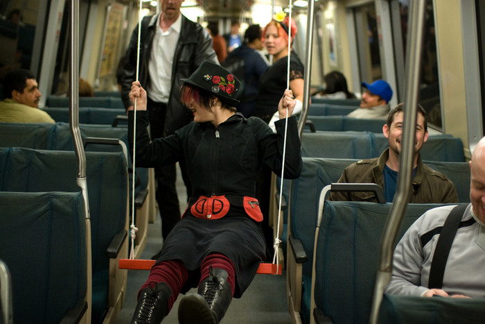 Качели в метро (14 фото)