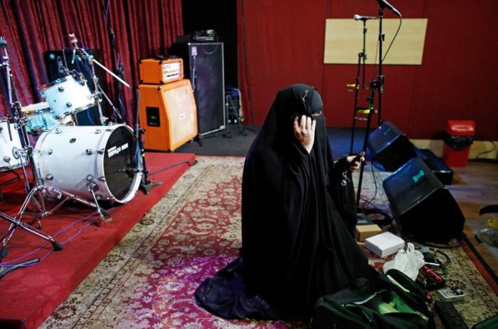 Бразильская мусульманка в парандже исполняет хэви-метал (11 фото)